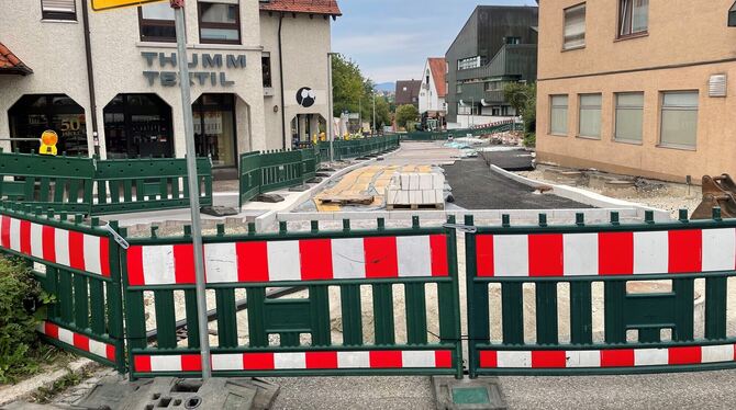 Baustelle Pliezhausen Marktplatzstraße Umleitung Stand Im August war das schadhafte Pflaster in der Marktplatzstraße im Zentrum von Pliezhausen bereits entfernt. Die neuen Steine lage