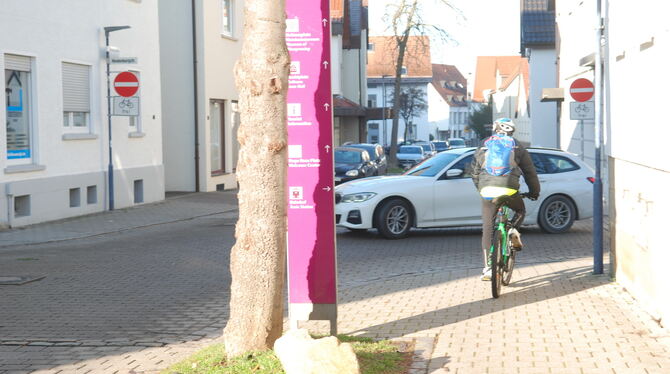 EInmündung Hindenburgstraße Heerstraße Kann gefährlich werden: Radweg-Ende an der Einmündung Hindenburgstraße/Heerstraße.