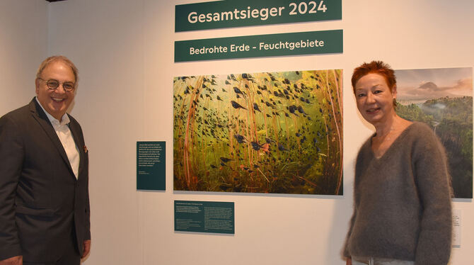 Naturkundemuseum Museumsleiterin Dr. Barbara Karwatzki und Oberbürgermeister Thomas Keck vor dem Siegerfoto von Shane Gross aus Kanada, der Kaulq