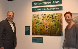 Museumsleiterin Dr. Barbara Karwatzki und Oberbürgermeister Thomas Keck vor dem Siegerfoto von Shane Gross aus Kanada, der Kaulq
