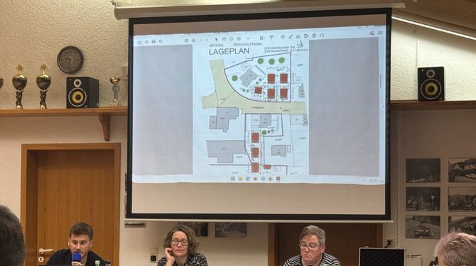 Hauptamtsleiter Dominik Früh (von links), Bürgermeisterin Katja Fischer und Kämmerin Beate Beck in der Ratssitzung. FOTO: RUOF Hauptamtsleiter Dominik Früh (von links), Bürgermeisterin Katja Fischer und Kämmerin Beate Beck in der Ratssitzung. FOTO: RUOF