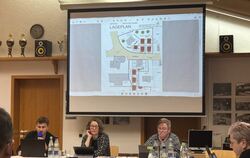 Hauptamtsleiter Dominik Früh (von links), Bürgermeisterin Katja Fischer und Kämmerin Beate Beck in der Ratssitzung.  FOTO: RUOF