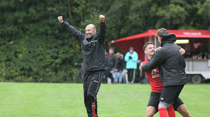 Fussball, wfv, KL A, Kreisliga A, Bezirk Alb, Wuerttemberg, Maenner, Saison 2020/21 Degerschlacht-Trainer Heiko Lichtenberger jubelt.