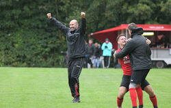 Degerschlacht-Trainer Heiko Lichtenberger jubelt.