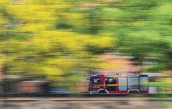Rückt die Feuerwehr aus, ist Schnelligkeit gefragt. Ob da die Einsatzkräfte Zeit haben, vorher ihr privates Elektroauto am Feuer