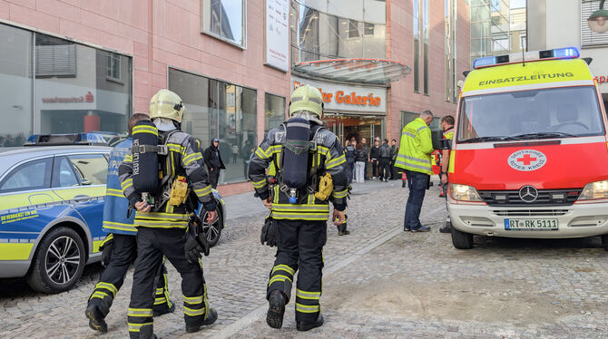 polizei, feuerwehr, müller-galerie Einsatzkräfte mit Gasmasken waren im Einsatz.