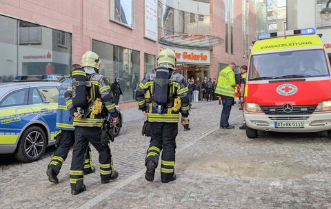 Einsatzkräfte mit Gasmasken waren im Einsatz.