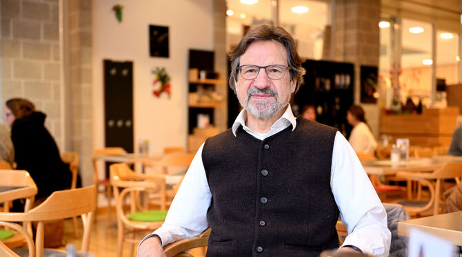 Gerhard Loew In Ermangelung eines Vereinsraums sitzt der Vorsitzende des Netzwerks Kultur, Gerhard Loew, beim Pressegespräch im VHS-Bistro. D