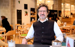 In Ermangelung eines Vereinsraums sitzt der Vorsitzende des Netzwerks Kultur, Gerhard Loew, beim Pressegespräch im VHS-Bistro. D