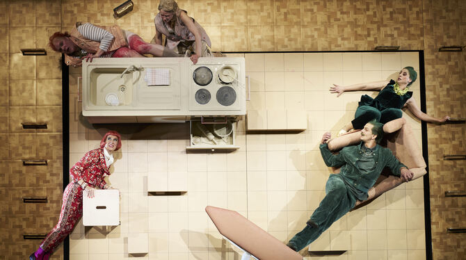 Hangeln sich virtuos durch Werner Schwabs »Volksvernichtung« (von links oben im Uhrzeigersinn): Stefanie Reinsperger als Herrman