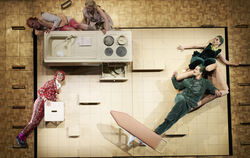 Hangeln sich virtuos durch Werner Schwabs »Volksvernichtung« (von links oben im Uhrzeigersinn): Stefanie Reinsperger als Herrman