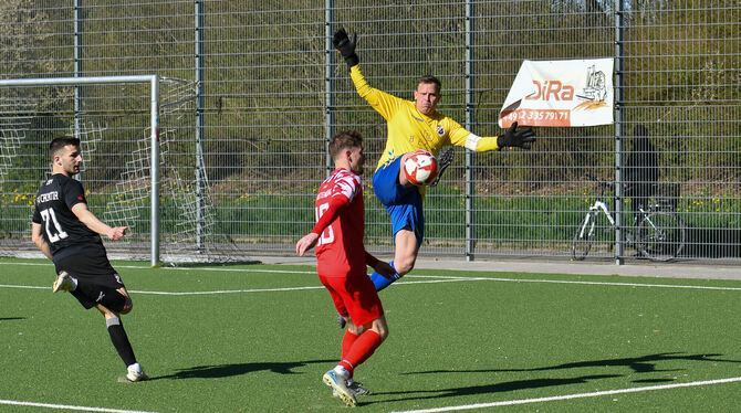 06.04.2025, 21. Spieltag, Fussball, Landesliga 3 Wuerttemberg, SV Croatia Reutlingen vs. FC Rottenburg, Saison 2024/2025 Nicht nur auf der Linie spektakulär: Nico Coconcelli (im gelben Trikot), hier noch in Diensten von Croatia Reutlingen.
