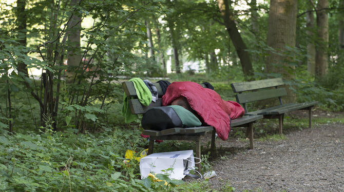 KINA, EU, Wohnen, Obdachlosigkeit Bilder wie dieses aus Berlin will die Arbeiterwohlfahrt in Metzingen vermeiden helfen: Ein Obdachloser liegt am frühen Morgen au