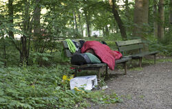 Bilder wie dieses aus Berlin will die Arbeiterwohlfahrt in Metzingen vermeiden helfen: Ein Obdachloser liegt am frühen Morgen au