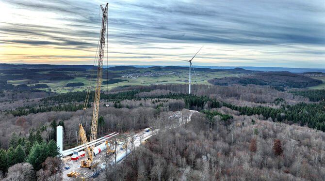 Windpark Hohfleck Das erste Windrad im Staatsforst steht, ein zweites auf Gemeindefläche wird gerade gebaut, drei weitere folgen: Der Windpark auf