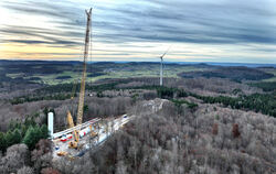 Das erste Windrad im Staatsforst steht, ein zweites auf Gemeindefläche wird gerade gebaut, drei weitere folgen: Der Windpark auf
