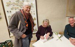 Die Kirchentellinsfurter Autorin Birgit Juresa (Mitte) signiert im Beisein ihres Ehemannes Ivi ihr Buch »Bürotope« für eine Besu