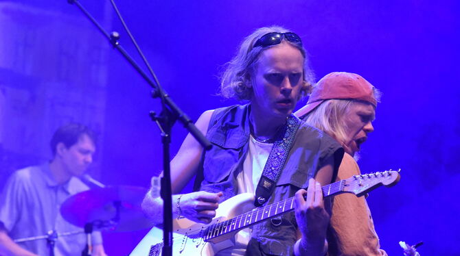 Kakkmaddafakka; Indie-Pop-Rock; Bergen; Norwegen; Sudhaus Brüder an den Stromgitarren: Pål und Axel Vindenes – im Hintergrund Schlagzeuger Kristoffer van der Pas – von Kakkmaddafakka in