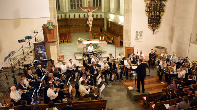 Konzert Posaunenchor Der CVJM-Posaunenchor, Jungbläser, Jugendblasorchester und die »Bänd« begeisterten am Samstagabend das Publikum in der voll bese