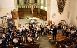 Der CVJM-Posaunenchor, Jungbläser, Jugendblasorchester und die »Bänd« begeisterten am Samstagabend das Publikum in der voll bese