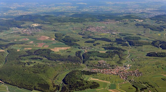 Luftbild Sonnenbühl Sonnenbühl von oben: links oben liegt Willmandingen, halbrechts oben Undingen und Genkingen, halbrechts unten Erpfingen. Auch ab