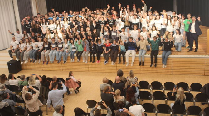 Mössingen Ehrung 2025 Oberbürgermeister Michael Bulander (ganz rechts) mit den am Freitag Geehrten auf der Bühne der Quenstedt-Aula.