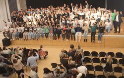Oberbürgermeister Michael Bulander (ganz rechts) mit den am Freitag Geehrten auf der Bühne der Quenstedt-Aula.