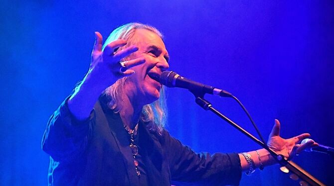 justin sullivan new model army rock konzert sudhaus tübingen foto ulrich schertlin Symbolische Umarmung der Fans: Sänger Justin Sullivan von New Model Army zelebriert die Rock-Messe im Sudhaus.