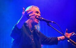 Symbolische Umarmung der Fans: Sänger Justin Sullivan von New Model Army zelebriert die Rock-Messe im Sudhaus.