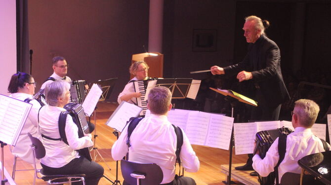 Harmonika Club Mössingen, Viktor Oswald Viktor Oswald dirigierte und das Orchester des Harmonika Clubs Mössingen folgte - und lieferte ein großartiges Jahreskonzert.