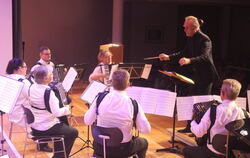 Viktor Oswald dirigierte und das Orchester des Harmonika Clubs Mössingen folgte - und lieferte ein großartiges Jahreskonzert.