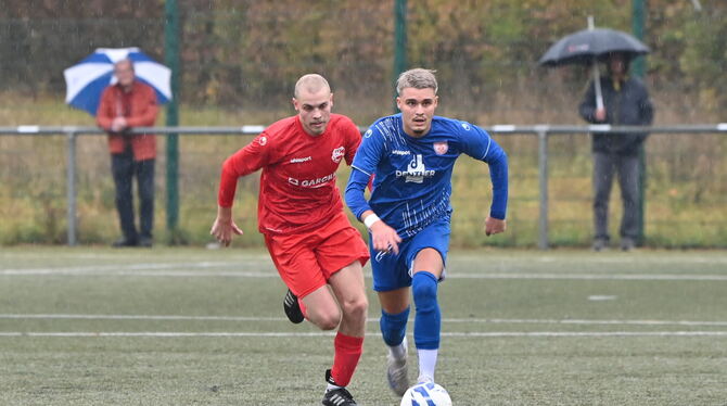 Bezirksliga Alb TSV Ofterdingen TSV Gomaringen Sieht nach einem Tritt die rote Karte: Berkay Eren (Gomaringen, rechts). Hier ist er im Laufduell mit dem Ofterdinger Torschütze