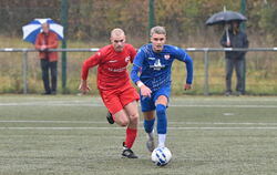 Sieht nach einem Tritt die rote Karte: Berkay Eren (Gomaringen, rechts). Hier ist er im Laufduell mit dem Ofterdinger Torschütze