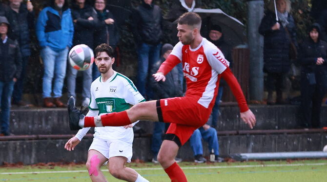 2025-11-16 FB TSV Sondelfingen vs SV Degerschlacht 0-4,Kreisliga A Kein Durchkommen für Lawen Chakal (links, TSV Sondelfingen). Tim Appl vom SV Degerschlacht klärt souverän.