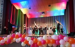 Eine gemischte Gruppe der Dance Kids des TSV Eningen tanzt zum Song »Dino Patschino« von Piano Papa, dem Kinderliedermacher aus