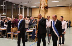 Großer Einmarsch mit der Vereinsfahne, getragen von Michael Hanker, links daneben Günther Heinzelmann und rechts Karl-Heinz Schm