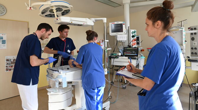 Reanimationstraining bei Früh- und Neugeborenen Genau beobachtet absolvieren Pfleger und Ärzte das Reanimationstraining bei Früh- und Neugeborenen in der Kinderklinik am Steine