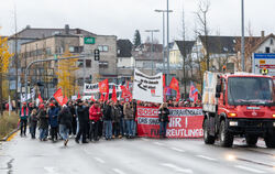 Nach einer Betriebsversammlung zogen rund 1.000 Bosch-Beschäftigte und Unterstützer in einem Demonstrationszug von der Stadthall