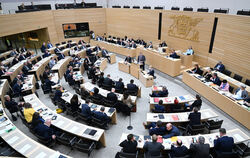 Blick in den Plenarsaal des Landtags von Baden-Württemberg: Am 8. März 2026 wird gewählt, Parteien nominieren Direktkandidaten u