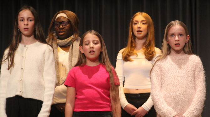 Musikschule Pliezhausen Diese fünf Sängerinnen gehörten der Mischung aus Musikschulchor und Gesangsensemble an. Sie sangen "Ich wollte nie erwachsen sei