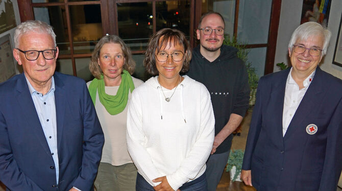 Blutspenderehrung in Gomadingen: Bürgermeister Klemens Betz (links) und DRK-Mitarbeiterin Marianne Jörg (rechts) mit den Geehrte Blutspenderehrung in Gomadingen: Bürgermeister Klemens Betz (links) und DRK-Mitarbeiterin Marianne Jörg (rechts) mit den Geehrte