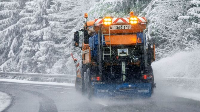 Die Kommunalen Servicebetriebe kümmern sich ums Streuen. FOTO: MÄRZ/DPA Die Kommunalen Servicebetriebe kümmern sich ums Streuen. FOTO: MÄRZ/DPA