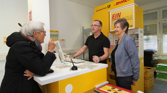 Giebeler Makala Riegler Frohe Gesichter vor und hinter dem Tresen: Heide Giebeler (links) kauft in der noch neuen Postfiliale in der GEA-Geschäftsstelle