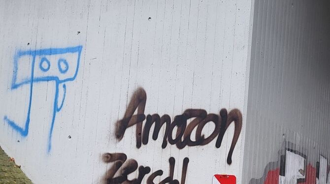Amazon zerschlagen In der Woche vor dem Bürgerentscheid wurde die Brücke zwischen Hengen und Grabenstetten - ganz in der Nähe des geplanten Standor