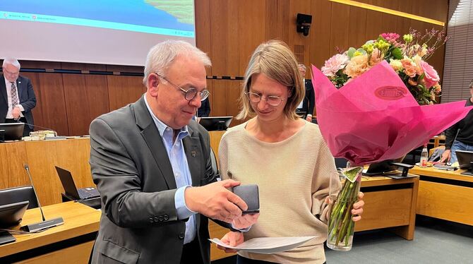 Silke Bayer Reutlingen SPD Gemeinderat Anerkennende Worte und ein riesiger Blumenstrauß: OB Thomas Keck verabschiedete SPD-Rätin Silke Bayer, die lange auch seine Frak