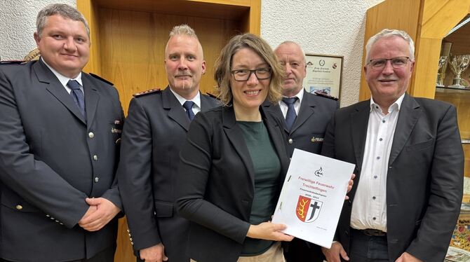 Der neue Feuerwehrbedarfsplan ist verabschiedet (von links): Armin Wahl, Kommandant Josef Brunner, Bürgermeisterin Katja Fischer Der neue Feuerwehrbedarfsplan ist verabschiedet (von links): Armin Wahl, Kommandant Josef Brunner, Bürgermeisterin Katja Fischer
