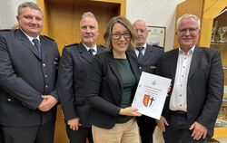 Der neue Feuerwehrbedarfsplan ist verabschiedet (von links): Armin Wahl, Kommandant Josef Brunner, Bürgermeisterin Katja Fischer
