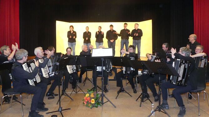 Die Akkordeonfreunde Pliezhausen und die Huggendubbels haben gemeinsam in der Gemeindehalle ein Konzert gegeben. FOTO: SANDER Die Akkordeonfreunde Pliezhausen und die Huggendubbels haben gemeinsam in der Gemeindehalle ein Konzert gegeben. FOTO: SANDER
