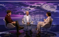 Tübingens Oberbürgermeister Boris Palmer (Mitte) und der Juso-Vorsitzende Philipp Türmer (links) haben sich bei Sandra Maischber