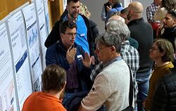 Die Experten des Zweckverbands Regional-Stadtbahn informierten in der Kemmlerhalle ausgiebig über die Betzinger Trassenvarianten